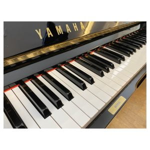 Piano Yamaha U3 | Polerad svart - Klaviatur