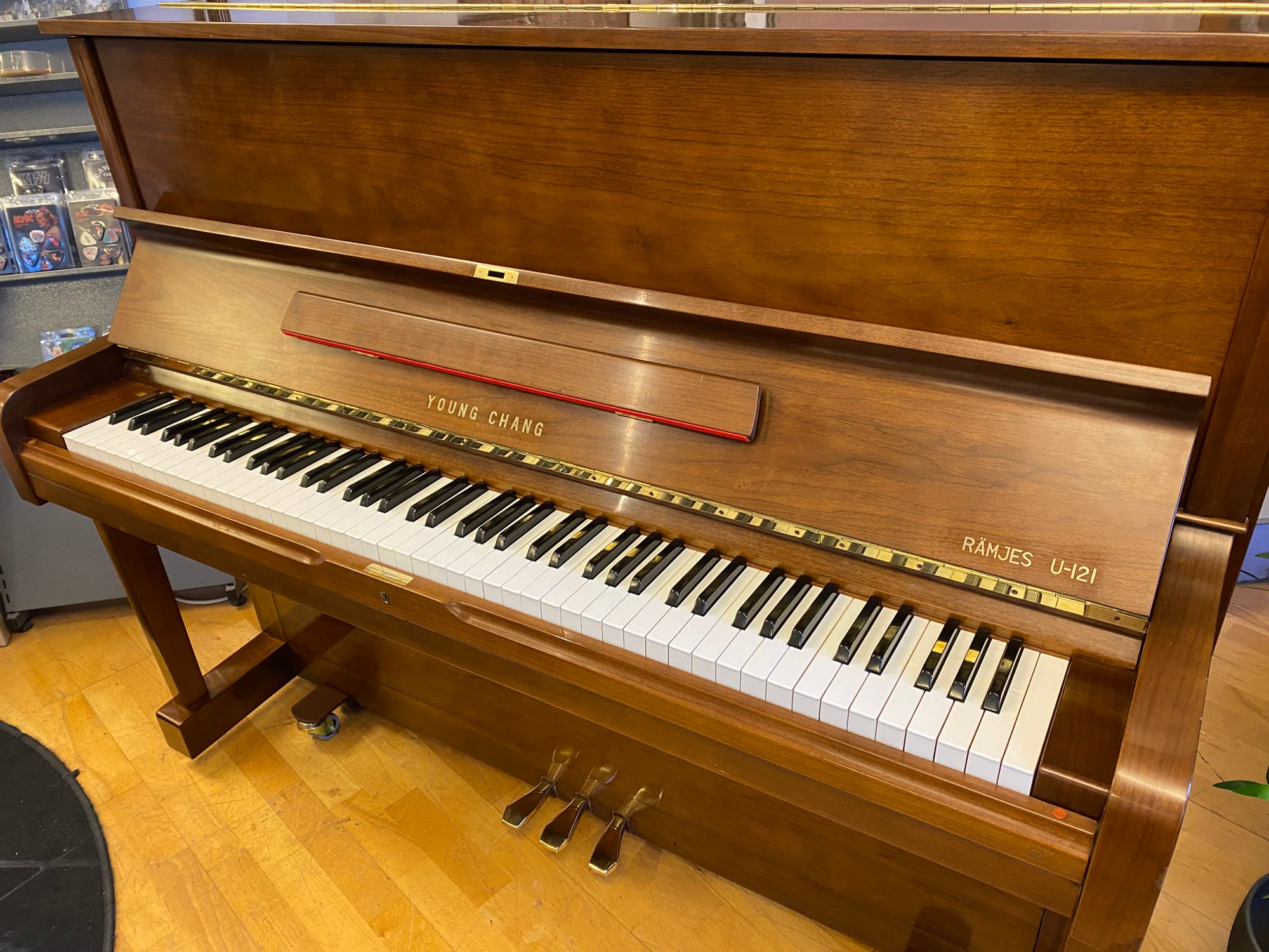 Piano Young Chang U-121 | Satinerad valnöt - 2